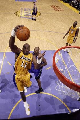 Karl Malone (Los Angeles Lakers, li.) holt sich den Rebound, daneben Tony Massenburg (Sacramento Kings, Mitte) und Kobe Bryant (Los Angeles Lakers, re.) - (Icon6032884) Basketball Herren NBA 2003 2004, Los Angeles Lakers - Sacramento Kings 115:91 Gruppe Los Angeles, LA, L.A., L A Dynamik, EDITORIAL USE ONLY