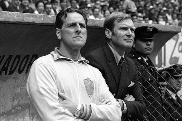 Nationaltrainer Orvar Bergmark (re.) und Co Trainer George Eriksson (beide Schweden) nachdenklich Fußball Länderspiel Herren Länderspiel 1970, Nationalmannschaft, Nationalteam, Gruppe Georg Mexico City Nachdenklichkeit,