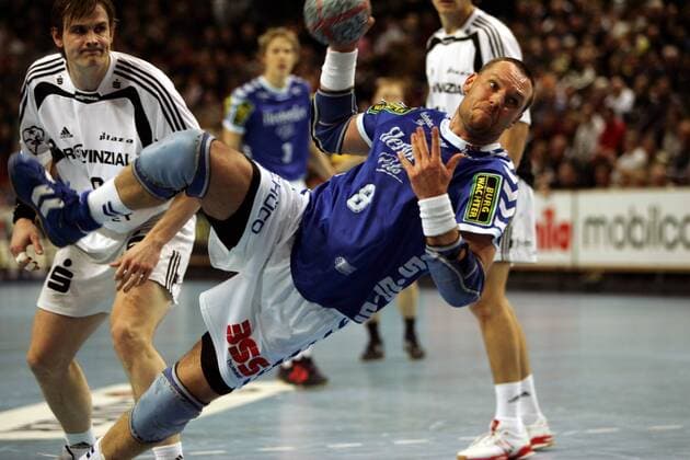 Christian Schwarzer (Lemgo) - Fallwurf; li. Martin Boquist (Kiel) Handball 1. BL Herren DHB Pokal 2004 2005, Pokalspiel, Viertelfinale, THW Kiel - TBV Lemgo 33:30, Vdig Gruppe Kiel Dynamik,