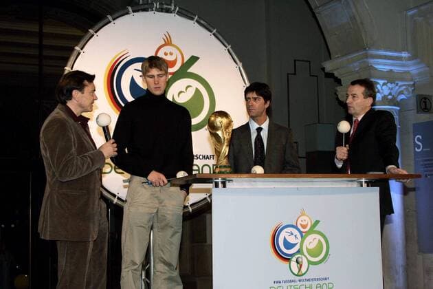 Präsentation des Weltpokals in Hannover - v.re.: OK Vizepräsident Wolfgang Niersbach, Co Trainer Joachim Löw, Per Mertesacker und Trainer Ewald Lienen (beide Hannover 96) Fußball WM Herren Vorschau 2005, Weltmeisterschaft 2006, Pressekonferenz, PK, Pressetermin, Vdig, Gruppe Kleidung, Outfit Hannover, FIFA