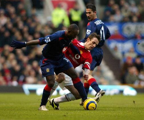 Lomana Tresor LuaLua (Portsmouth, li.) gegen Gary Neville (Manchester United) -  Fußball Herren English Premier League 2004 2005, 1. Englische Liga, Manchester United - FC Portsmouth 2:1, ManU Gruppe Manchester Dynamik, Kampf,