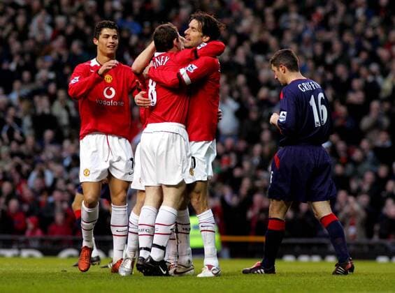 Torjubel Manchester United, v.li.: Cristiano Ronaldo, Torschütze Wayne Rooney und Ruud van Nistelrooy, daneben der enttäuschte Andrew Griffin (Portsmouth) -  Fußball Herren English Premier League 2004 2005, 1. Englische Liga, Manchester United - FC Portsmouth 2:1, ManU Gruppe Manchester Enttäuschung, Freude,
