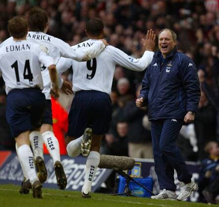 Torjubel Tottenham Hotspur - Trainer Martin Jol (re.) gratuliert dem Torschützen Frederic Kanoute (2.v.re.), daneben: Carrick (2.v.li.) und Edman -  Fußball Herren English Premier League 2004 2005, 1. Englische Liga, Tottenham Hotspurs, Spurs, Vdig Gruppe London Freude,
