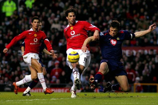 Ruud van Nistelrooy (Manchester United, Mitte) zieht vor Arjan de Zeeuw (Portsmouth) ab, Cristiano Ronaldo (Manchester United, li.) schaut zu -  Fußball Herren English Premier League 2004 2005, 1. Englische Liga, Manchester United - FC Portsmouth 2:1, ManU Gruppe Manchester Dynamik, Kampf,