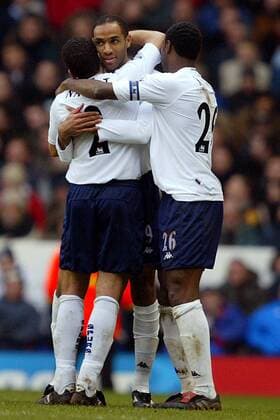 Torjubel Tottenham Hotspur - Torschütze Frederic Kanoute (Mitte) jubelt mit Nourredine Naybet (li.) und Ledley King -  Fußball Herren English Premier League 2004 2005, 1. Englische Liga, Tottenham Hotspurs, Spurs, Vdig Gruppe London Freude,