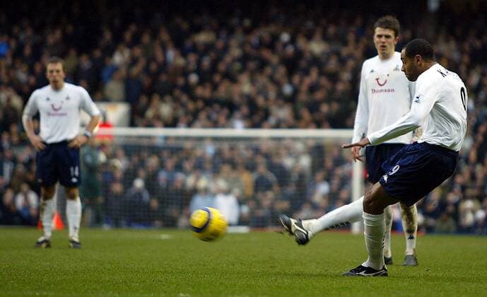 Frederic Kanoute (Tottenham Hotspur) zieht ab -  Fußball Herren English Premier League 2004 2005, 1. Englische Liga, Tottenham Hotspurs, Spurs, Vdig Gruppe London Dynamik,