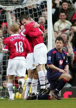 Freud und Leid: Torschütze Wayne Rooney (Mitte) wird von van Nistelrooy (2.v.li.) umarmt, Paul Scholes (alle Manchester United, li.) kommt hinzu, Arjan De Zeeuw (Portsmouth) ist enttäuscht - EDITORIAL USE ONLY. No use with unauthorised audio, video, data, fixture lists, club league logos or live services. Online in-match use limited to 120 images, no video emulation. No use in betting, games or single club league player publications. Fußball Herren English Premier League 2004 2005, 1. Englische Liga, Manchester United - FC Portsmouth 2:1, ManU Gruppe Manchester Enttäuschung, Freude,