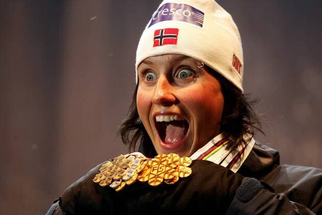 Weltmeisterin Marit Björgen (Norwegen) kann den Medaillenregen selbst noch nicht fassen - Gold im Teamsprint, in der 4x5km Staffel und über 30km; Silber in der Doppelverfolgung und Bronze über 10km Nordischer Skilauf WM Damen Nordische Ski Weltmeisterschaft 2005, Nordisch, Skisport, Langlauf, Skilanglauf Porträt Oberstdorf Freude, Begeisterung,