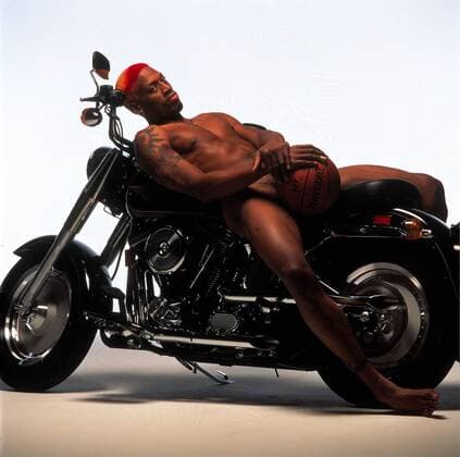 Dennis Rodman (Chicago Bulls) posiert nackt auf einem Motorrad, seine Genitalien verdeckt von einem Basketball - (Icon50002) Basketball Herren Shooting 1996, Fotoshooting, Fototermin, Studio, Fotostudio, Studioshooting, Studiotermin Einzelbild Datum geschätzt Sinnlichkeit, EDITORIAL USE ONLY