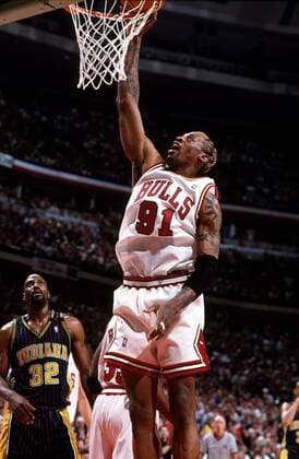 Dennis Rodman (Chicago Bulls, re.) - Tip in, li. Dale Davis (Indiana Pacers) - (Icon5020230) Basketball Herren NBA 1997 1998, Chicago Bulls - Indiana Pacers 105:97, Vdia Gruppe Chicago Dynamik, EDITORIAL USE ONLY