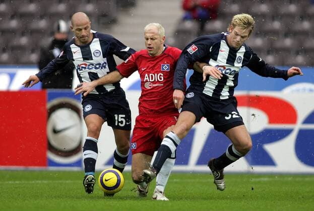 Sergej Barbarez (HSV, Mitte) wird von Giuseppe Reina (li.) und Thorben Marx (beide Hertha) in die Zange genommen Fußball 1. BL Herren Saison 2004 2005, Hertha BSC Berlin - Hamburger SV 4:1, Hamburg, Vdig Gruppe Berlin Dynamik,