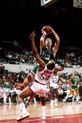 Larry Bird (Boston Celtics, 33) - Korbwurf gegen Kenny Fields (Los Angeles Clippers, 54), re. Dennis Johnson (Boston Celtics - (Icon5000317) Basketball Herren NBA 1986 1987, Los Angeles Clippers - Boston Celtics 101:114, Vdia Gruppe Los Angeles, LA, L.A., L A Dynamik, EDITORIAL USE ONLY