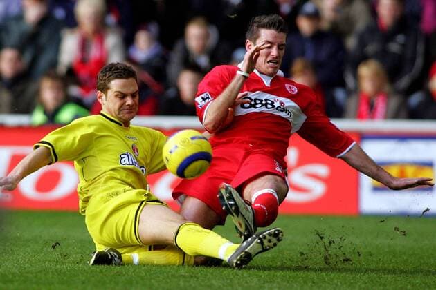 Luke Young (Charlton, li.) mit einem Tackling gegen Franck Queudrue (Middlesbrough) -  Fußball Herren English Premier League 2004 2005, 1. Englische Liga, FC Middlesbrough - Charlton Athletic 2:2, Vdig Gruppe Middlesbrough Dynamik, Kampf,