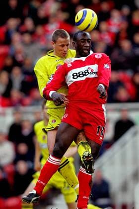 Jimmy Floyd Hasselbaink (Middlesbrough, re.) mit einem Kopfball gegen Chris Perry (Charlton) -  Fußball Herren English Premier League 2004 2005, 1. Englische Liga, FC Middlesbrough - Charlton Athletic 2:2, Vdig Gruppe Middlesbrough Dynamik,