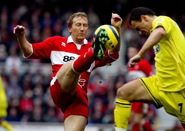 Ray Parlour (Middlesbrough, li.) mit hohem Bein gegen Radostin Kishishev (Charlton) -  Fußball Herren English Premier League 2004 2005, 1. Englische Liga, FC Middlesbrough - Charlton Athletic 2:2, Vdig Gruppe Middlesbrough Dynamik,
