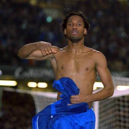 Torschütze Didier Drogba (Chelsea) jubelt mit freiem Oberkörper -  Fußball Herren Carling Cup 2004 2005, English Premier League, 1. Englische Liga, Englischer Ligapokal, Pokalspiel Einzelbild Pokal Cardiff Freude, Sinnlichkeit
