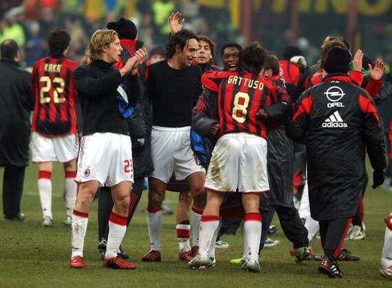 Schlußjubel Milan, v.li.: Massimo Ambrosini, Alessandro Nesta, Rui Manuel Costa, Clarence Seedorf und Ivan Gennaro Gattuso Fußball Herren Serie A 2004 2005, 1. Italienische Liga, AC Mailand Gruppe Mailand Begeisterung, Freude,