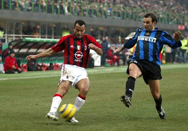 Cafu (li., Milan) gegen Cristiano Zanetti (Inter) Fußball Herren Serie A 2004 2005, 1. Italienische Liga, FC Internazionale Mailand - AC Mailand 0:1, Gruppe Derby, Lokalderby, Ortsderby, Stadtderby Mailand Dynamik,