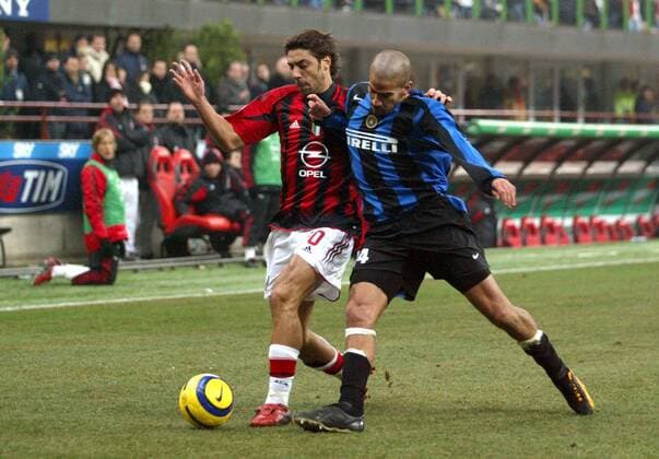 Rui Manuel Costa (li., Milan) gegen Juan Sebastian Veron (Inter) Fußball Herren Serie A 2004 2005, 1. Italienische Liga, FC Internazionale Mailand - AC Mailand 0:1, Gruppe Derby, Lokalderby, Ortsderby, Stadtderby Mailand Dynamik,