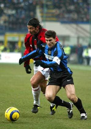 Kakhaber Kaladze (li., Milan) gegen Javier Zanetti (Inter) Fußball Herren Serie A 2004 2005, 1. Italienische Liga, FC Internazionale Mailand - AC Mailand 0:1, Gruppe Derby, Lokalderby, Ortsderby, Stadtderby Mailand Dynamik, Kampf,