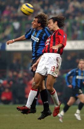 Christian Vieri (li., Inter) gegen Alessandro Nesta (Milan) Fußball Herren Serie A 2004 2005, 1. Italienische Liga, FC Internazionale Mailand - AC Mailand 0:1, Gruppe Derby, Lokalderby, Ortsderby, Stadtderby Mailand Dynamik, Höhe,