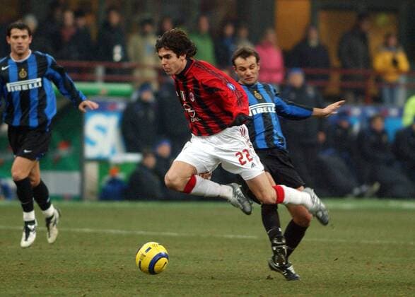 Kaka (li., Milan) gegen Cristiano Zanetti (Inter) Fußball Herren Serie A 2004 2005, 1. Italienische Liga, FC Internazionale Mailand - AC Mailand 0:1, Gruppe Derby, Lokalderby, Ortsderby, Stadtderby Mailand Dynamik,