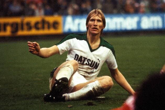 Uwe Rahn (Gladbach) verdutzt am Boden Fußball 1. BL Herren Saison 1982 1983, Borussia Mönchengladbach Einzelbild Mönchengladbach Enttäuschung,