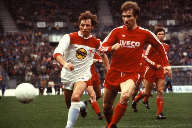 Rüdiger Wenzel (li., Düsseldorf) gegen Wolfgang Grobe (Bayern) Fußball 1. BL Herren Saison 1982 1983, Fortuna Düsseldorf - FC Bayern München 3:5 Gruppe Düsseldorf Dynamik,