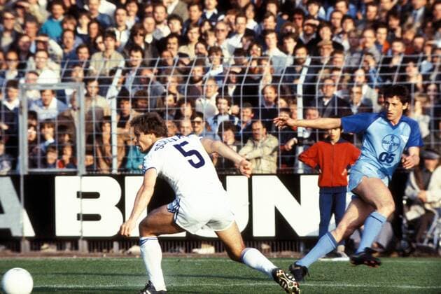 Franz Raschid (Uerdingen, re.) hat vor Bernard Dietz (Schalke) abgezogen Fußball 1. BL Herren Saison 1982 1983, Relegation, Relegationsspiel, Bayer 05 Uerdingen - FC Schalke 04 3:1 Gruppe Krefeld Dynamik,