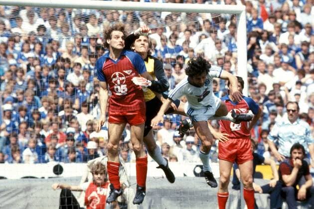 Torwart Werner Vollack und Horst Feilzer (beide Uerdingen, li.) gegen Ilyas Tüfekci (Schalke) Fußball 1. BL Herren Saison 1982 1983, Relegation, Relegationsspiel, FC Schalke 04 - Bayer 05 Uerdingen 1:1 Gruppe Gelsenkirchen Höhe, Abwehr,