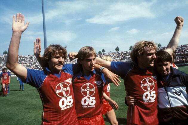Peter Szech (li.), Michael Schuhmacher (Mitte) und Horst Feilzer (Uerdingen, 2.v.re.) freuen sich über den perfekten Bundesligaaufstieg 1983 Fußball 1. BL Herren Saison 1982 1983, Relegation, Relegationsspiel, Bayer 05 Uerdingen, Rückspiel Gruppe Gelsenkirchen Begeisterung, Freude,