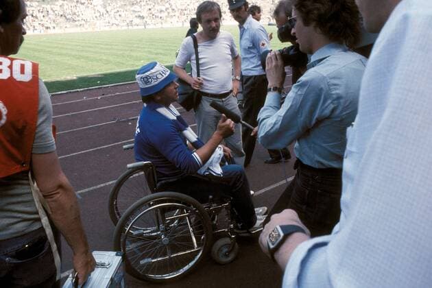 Ein gehbehinderter Schalkefan wird nach der verlorenen Relegationsrunde vom Fernsehen interviewt Fußball 1. BL Herren Saison 1982 1983, Relegation, Relegationsspiel, FC Schalke 04, Rückspiel Gruppe Rollstuhlfahrer, Behinderung Gelsenkirchen