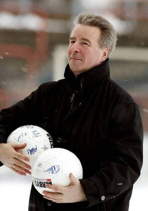 Rolf Kutzmutz (Potsdam), Vizepräsident und PDS Bundesgeschäftsführer, sammelt Bälle Fußball 1. BL Damen Saison 2004 2005, Frauenfußball, Frauen, 1. FFC Turbine Potsdam Einzelbild Potsdam
