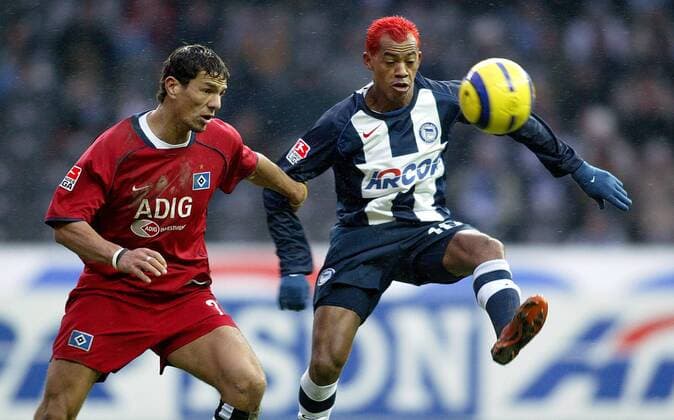 Khalid Boulahrouz (li., HSV) gegen Marcelinho (Hertha) Fußball 1. BL Herren Saison 2004 2005, Hertha BSC Berlin - Hamburger SV 4:1, Hamburg Gruppe Berlin Dynamik,
