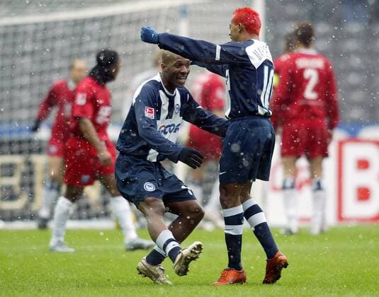 Gilberto (li.) und Marcelinho (beide Hertha) - brasilianischer Torjubel umhüllt von Schneeflocken Fußball 1. BL Herren Saison 2004 2005, Hertha BSC Berlin - Hamburger SV 4:1, Hamburg, HSV Gruppe Berlin Begeisterung, Freude,