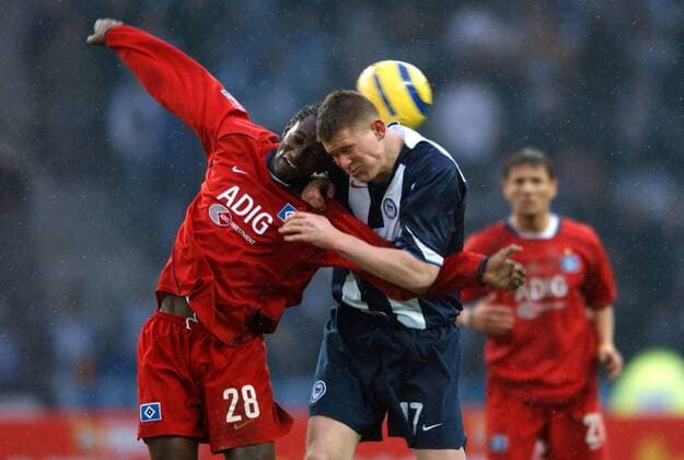 Alexander Madlung (Hertha, re.) gegen Collin Benjamin (HSV) Fußball 1. BL Herren Saison 2004 2005, Hertha BSC Berlin - Hamburger SV 4:1, Hamburg Gruppe Berlin Dynamik, Kampf,