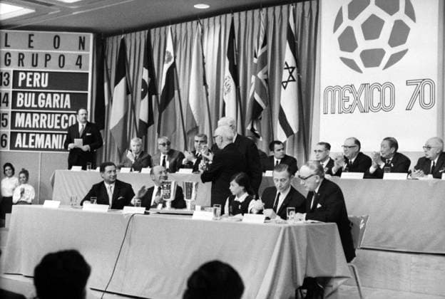 Gruppenauslosung zur Endrunde der Weltmeisterschaft 1970 - Die Gruppe 4 bestehend aus Peru, Bulgarien, Marokko und BR Deutschland Fußball WM Herren Vorschau 1969 für die Weltmeisterschaft 1970, Auslosung, Versammlung, Sitzung, Tagung, auslosen, Totale Mexiko Stadt, Mexico City