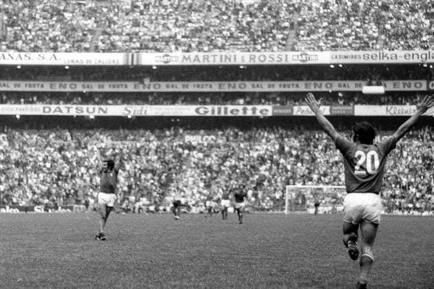 Schlußjubel Italien - Der Finaleinzug nach spannenden 120 Minuten gegen Deutschland ist geschafft Fußball WM Herren Weltmeisterschaft 1970, Halbfinale, Länderspiel, Nationalmannschaft, Nationalteam, Nationaltrikot Gruppe Aztekenstadion, Estadio Azteca Mexico City Begeisterung, Freude,
