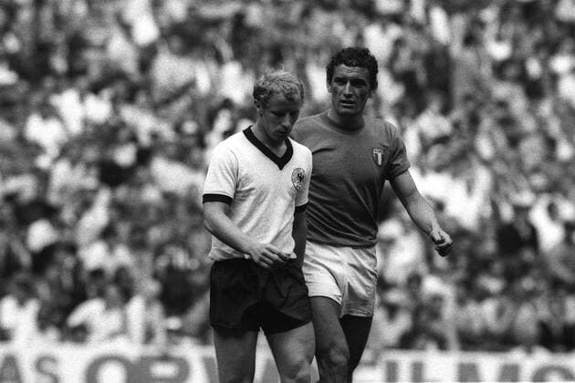 Berti Vogts (li., BR Deutschland) neben Luigi Riva (Italien) Fußball WM Herren Weltmeisterschaft 1970, Halbfinale, Länderspiel, Nationalmannschaft, Nationalteam, Nationaltrikot Gruppe Mexico City
