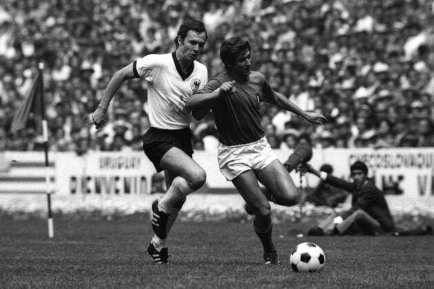 Franz Beckenbauer (li., BR Deutschland) gegen Gianni Rivera (Italien) Fußball WM Herren Weltmeisterschaft 1970, Halbfinale, Länderspiel, Nationalmannschaft, Nationalteam, Nationaltrikot Gruppe Mexico City Dynamik,
