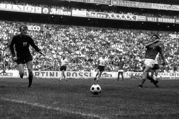 Torwart Sepp Maier (li., BR Deutschland) läuft dem Ball hinterher, Gianni Rivera (Italien) kommt zu spät Fußball WM Herren Weltmeisterschaft 1970, Halbfinale, Länderspiel, Nationalmannschaft, Nationalteam Gruppe Mexico City