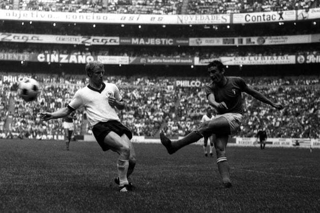 Luigi Riva (re., Italien) setzt sich gegen Berti Vogts (BR Deutschland) durch Fußball WM Herren Weltmeisterschaft 1970, Halbfinale, Länderspiel, Nationalmannschaft, Nationalteam Gruppe Mexico City Dynamik,