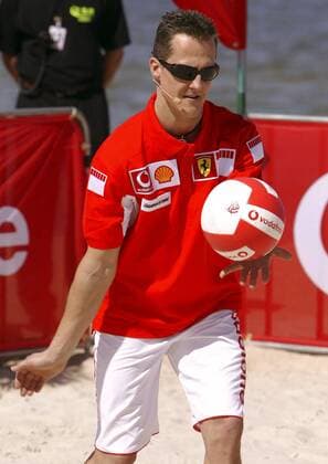 Vodafone Beachvolleyballturnier: Bei einer Promotionaktion schlägt Michael Schumacher (Deutschland Ferrari) für seinen Sponsor den Ball auf Motorsport WM Herren Formel 1 Weltmeisterschaft 2005, F1, F, GP, WM, Pressetermin, Sponsorentermin Einzelbild Melbourne, Beach