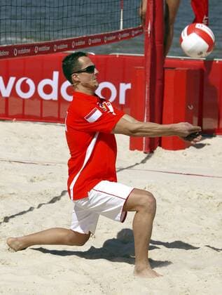 Vodafone Beachvolleyballturnier: Bei einer Promotionaktion nimmt Michael Schumacher (Deutschland Ferrari) den Ball an Motorsport WM Herren Formel 1 Weltmeisterschaft 2005, F1, F, GP, WM, Pressetermin, Sponsorentermin Einzelbild Melbourne, Beach