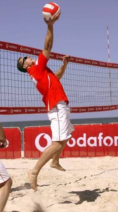 Vodafone Beachvolleyballturnier: Bei einer Promotionaktion hechtet Michael Schumacher (Deutschland Ferrari) zum Ball Motorsport WM Herren Formel 1 Weltmeisterschaft 2005, F1, F, GP, WM, Pressetermin, Sponsorentermin Einzelbild Melbourne, Beach Dynamik, Höhe