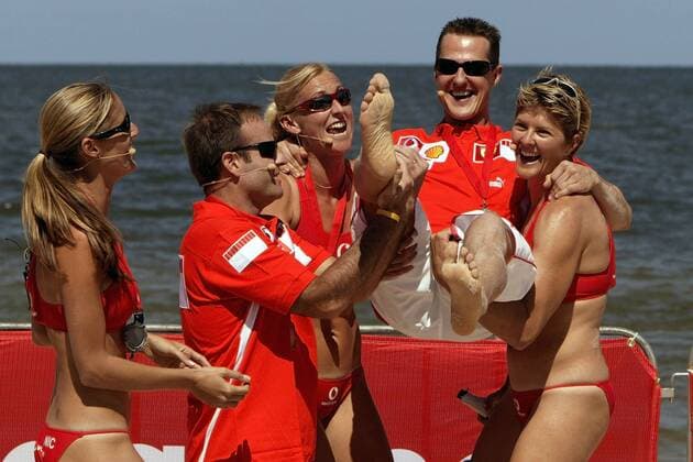 Vodafone Beachvolleyballturnier: Bei einer Promotionaktion albern Rubens Barrichello (Brasilien, 2.v.li.) und Michael Schumacher (2.v.re., Deutschland beide Ferrari) zusammen mit einigen Beachvolleyballerinnen herum Motorsport WM Herren Formel 1 Weltmeisterschaft 2005, F1, F, GP, WM, Sponsorentermin, Pressetermin Gruppe Promotiongirl, Promotiongirls Melbourne, Beach Freude,