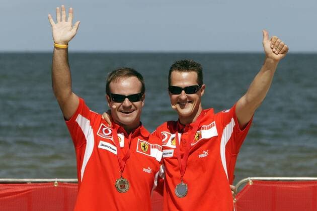 Vodafone Beachvolleyballturnier: Rubens Barrichello (Brasilien, li.) und Michael Schumacher (Deutschland beide Ferrari) während einer Promotionaktion für ihren Sponsor Motorsport WM Herren Formel 1 Weltmeisterschaft 2005, F1, F, GP, WM, Sponsorentermin, Pressetermin Gruppe Melbourne, Beach Freude