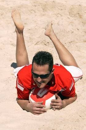 Vodafone Beachvolleyballturnier: Michael Schumacher (Deutschland Ferrari) liegt bei der Promotionaktion im Sand Motorsport WM Herren Formel 1 Weltmeisterschaft 2005, F1, F, GP, WM, Sponsorentermin, Pressetermin Einzelbild Melbourne, Beach
