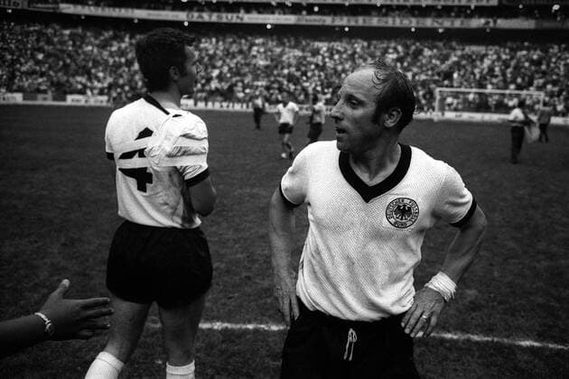 Uwe Seeler (re.) und der an der Schulter verletzte Franz Beckenbauer (beide BR Deutschland) sind nach der Halbfinalniederlage enttäuscht Fußball WM Herren Weltmeisterschaft 1970, Halbfinale, Länderspiel, Nationalmannschaft, Nationalteam, Nationaltrikot, Gruppe Binde, Armbinde, Verband, Armverband, verrenkt Mexico City, Schlinge, Armschlinge, ausgerenkt Enttäuschung,