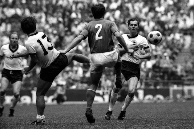 Tarcisio Burgnich (2, Italien) gegen Gerd Müller (li.) und Franz Beckenbauer (beide BR Deutschland) Fußball WM Herren Weltmeisterschaft 1970, Halbfinale, Länderspiel, Nationalmannschaft, Nationalteam, Nationaltrikot, Gruppe Binde, Armbinde, Verband, Armverband, verrenkt Mexico City, Schlinge, Armschlinge, ausgerenkt Dynamik,